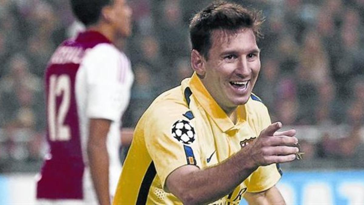 Messi se dispone a dar las gracias a Pedro por su asistencia tras marcar el 0-2 al Ajax.