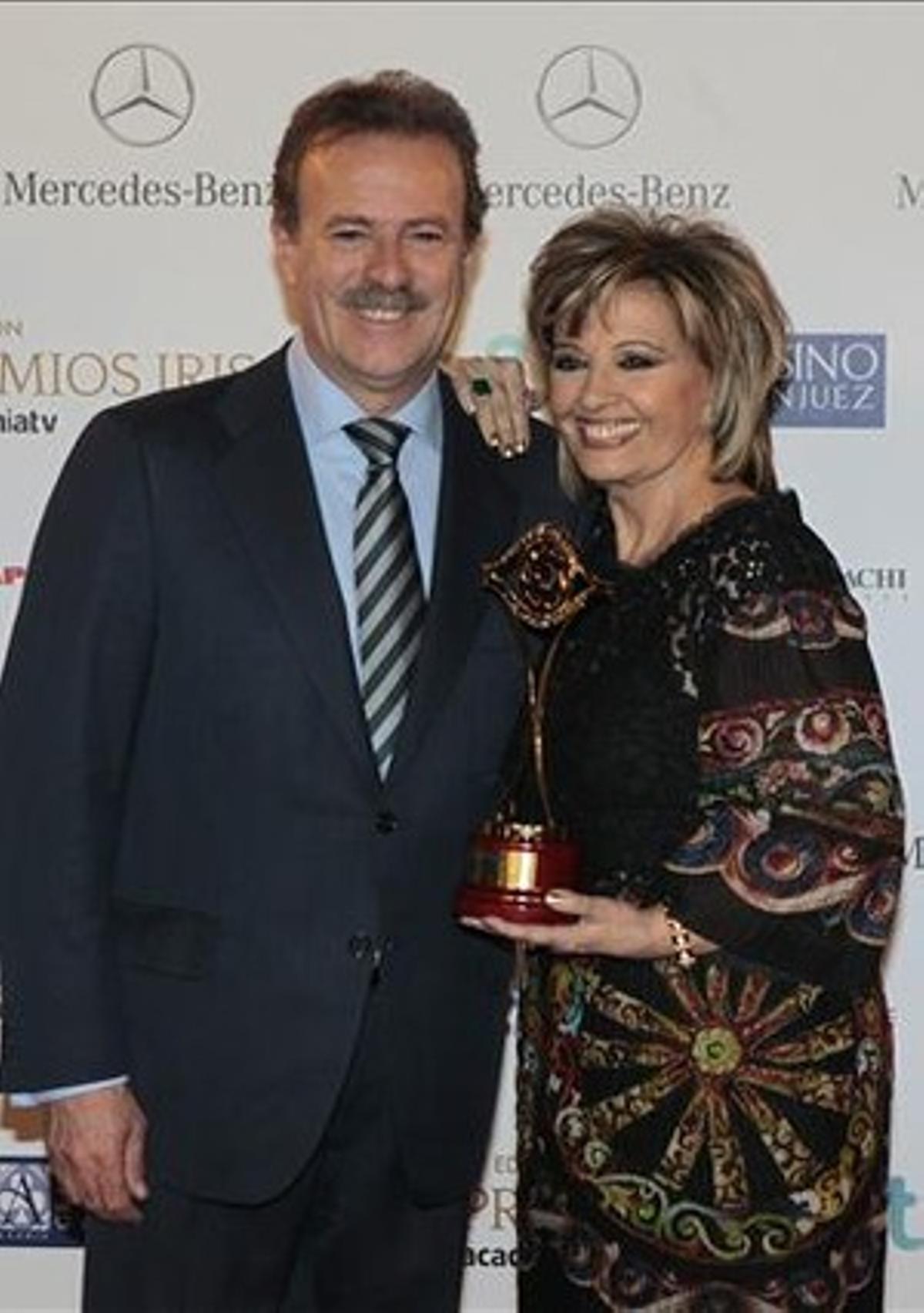 La periodista María Teresa Campos, amb el guardó ’Toda una vida’, en reconeixement a la seva trajectòria professional, amb el president de l’acadèmia, Manuel Campo Vidal, durant la cerimònia d’entrega dels 15ns Premis Iris de l’Acadèmia de Televisió. La periodista María Teresa Campos, amb el guardó ’Toda una vida’, en reconeixement a la seva trajectòria professional, amb el president de l’acadèmia, Manuel Campo Vidal, durant la cerimònia d’entrega dels 15ns Premis Iris de l’Acadèmia de Televisió.