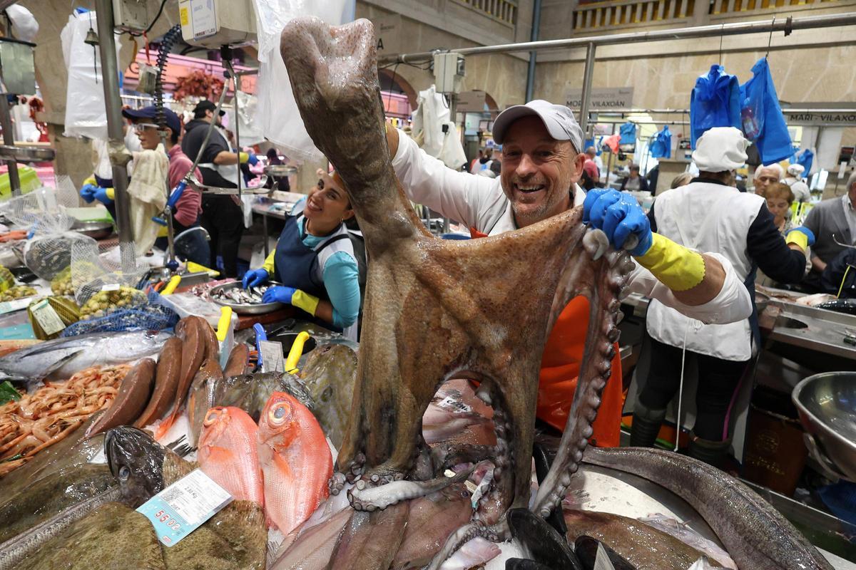 Imagen de archivo de la venta de pulpo en el mercado de Pontevedra.