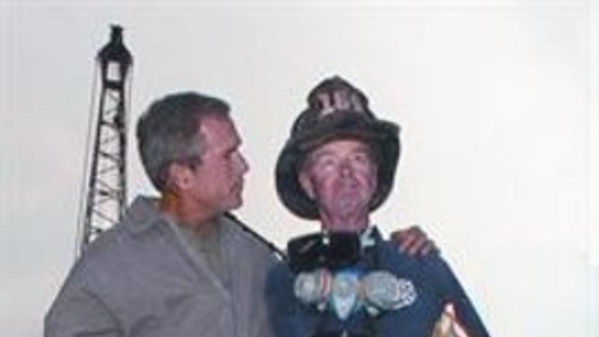 George Bush, abrazado a Bob Beckwith, tres días después del 11-S.
