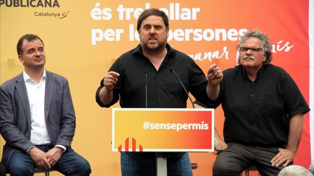 Oriol Junqueras, flanqueado por Alfred Bosch y Joan Tardà, este domingo.