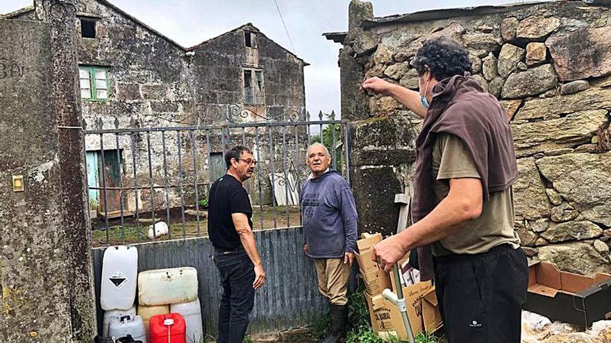 Comuneros de la parroquia, delante de otra de las fachadas del inmueble.  | // G.N. 