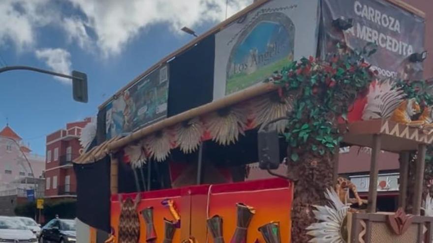 Una carroza circulando por Santa Cruz