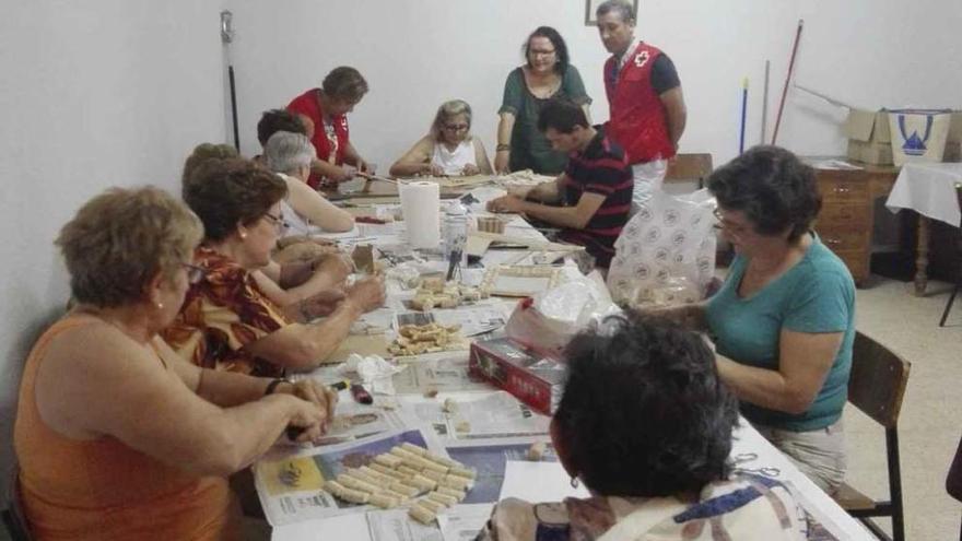 Cruz Roja imparte un taller de manualidades en Tagarabuena