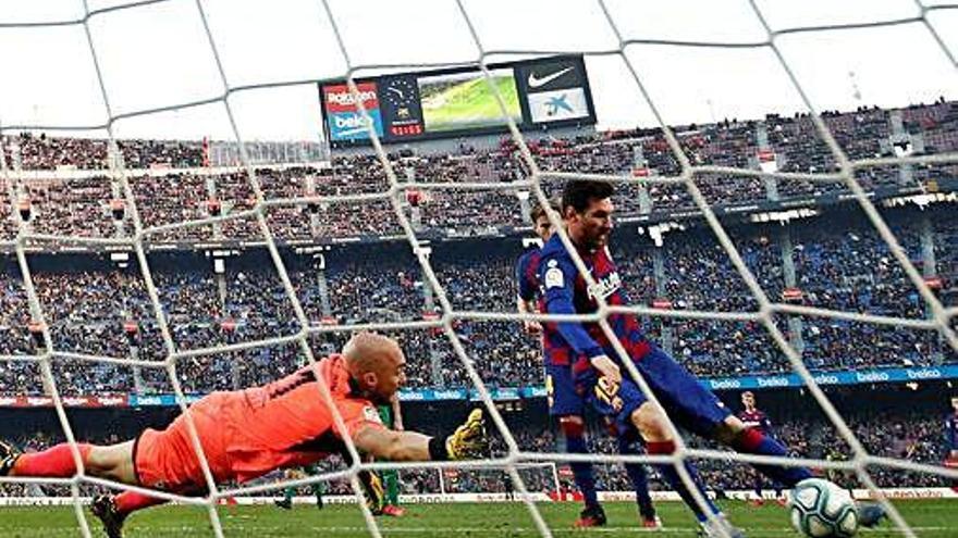 Messi remata en la jugada de su cuarto gol, con Dmitrovic que se estira para tratar de detener el balón.