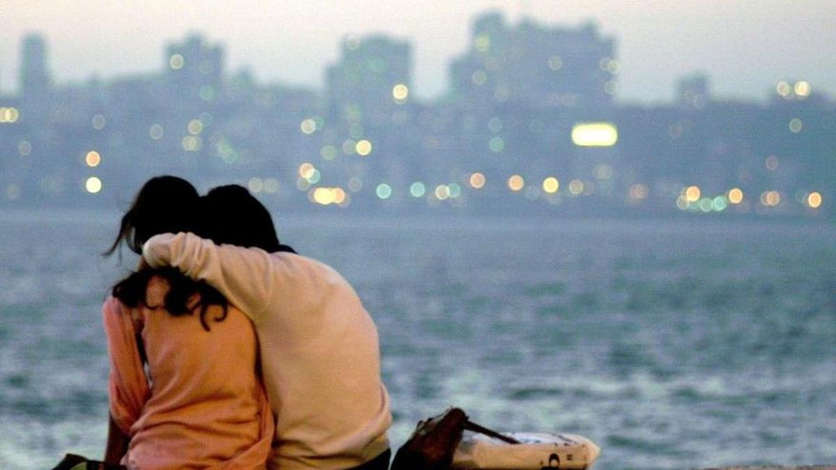 Una pareja frente al mar