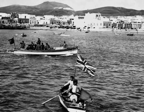 Primo de Rivera recibido en 1928 con banderas británicas en Las Canteras (Gelatina bromuro). El general español mostró su enfado por el hecho de que era recibido con banderas británicas y pancartas en inglés.