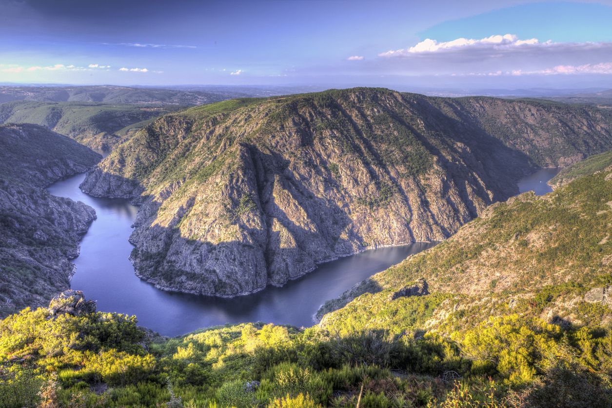El Cañón del Sil, de origen tectónico, es uno de los mayores atractivos de este lugar