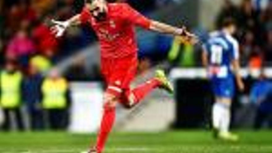 Benzema celebra un dels gols que va signar ahir a l&#039;RCDE Stadium.