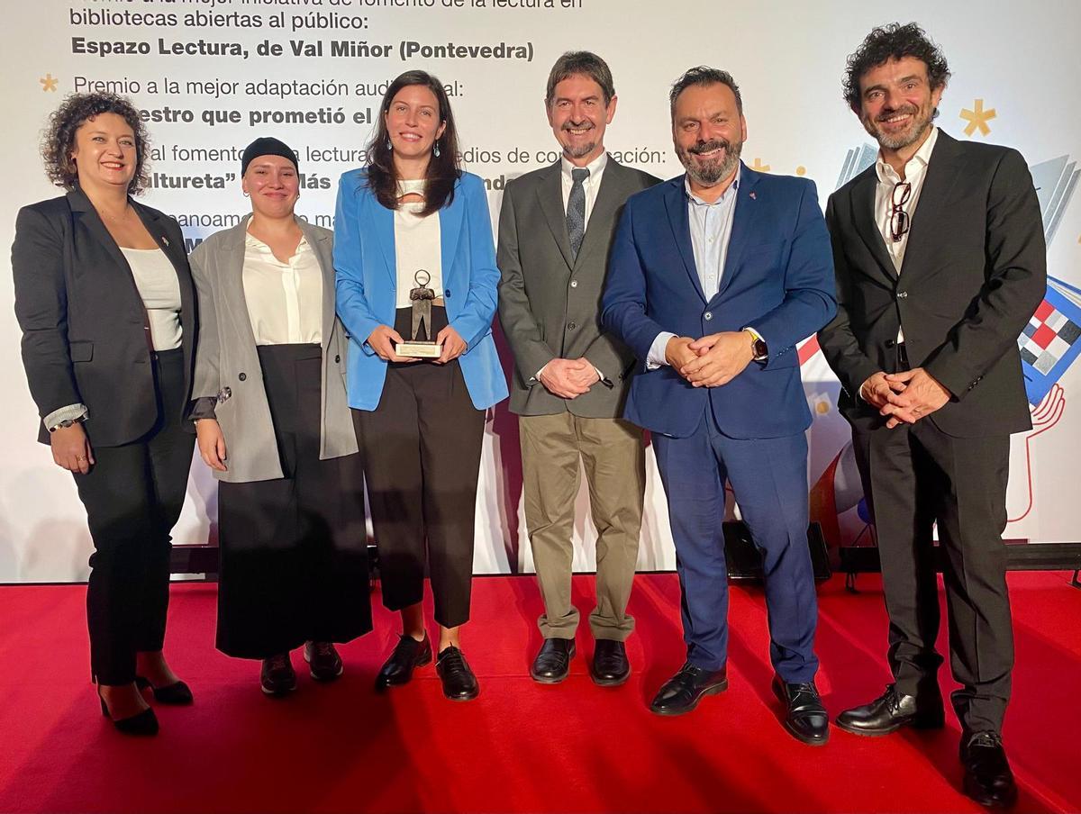 De esquerda a dereita, a edil Rocío Goberna, Marta Fernández, Yaiza Peixoto, o secretario de Estado de Educación, Abelardo de la Rosa, o alcalde, Paco Ferreira, e Henrique Alvarellos.