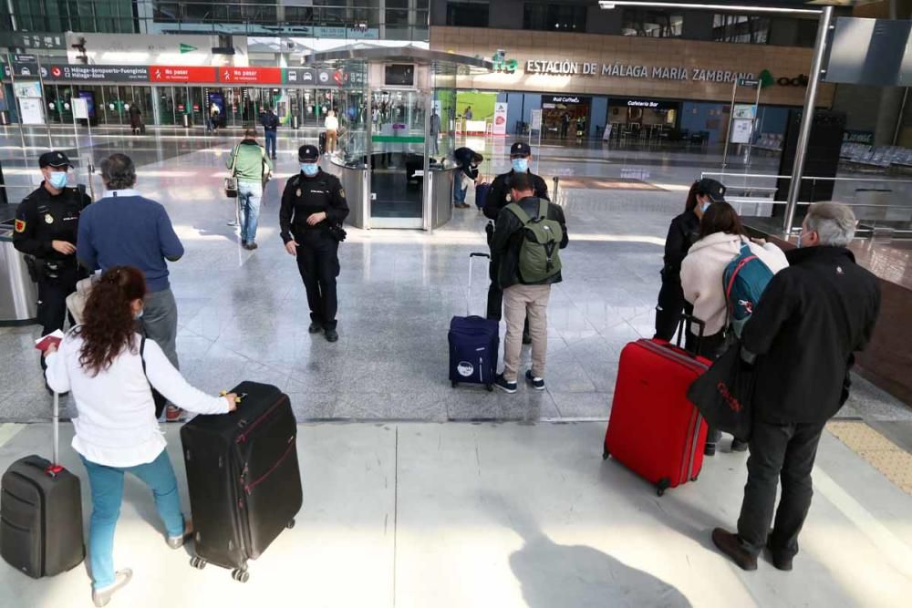 Controles policiales en la estación María Zambrano