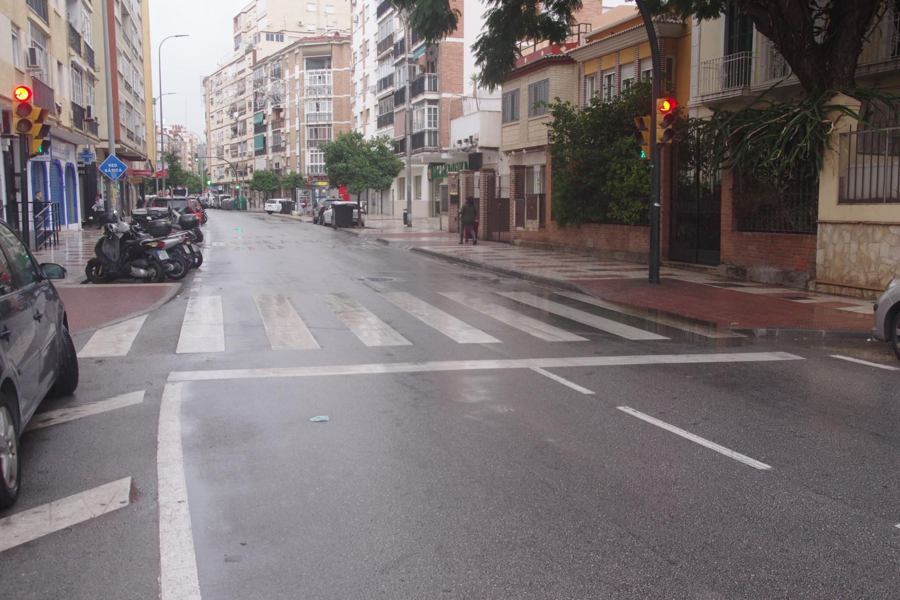 Calles prácticamente vacías en Málaga capital ante la alerta roja por riesgo de importantes tormentas