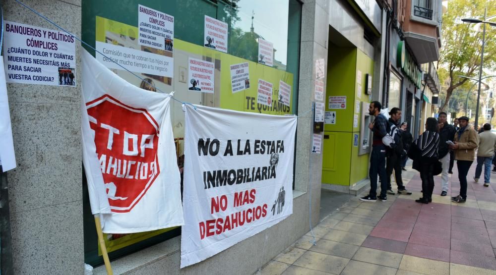 Los afectados por la hipoteca protestan frente a la sucursal de Bankia del barrio del Carmen