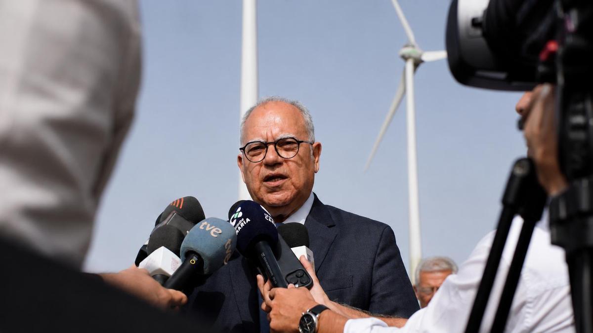 Casimiro Curbelo atiende a los medios de comunicación.