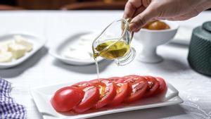 .El aceite de oliva virgen extra, imprescindible en crudo