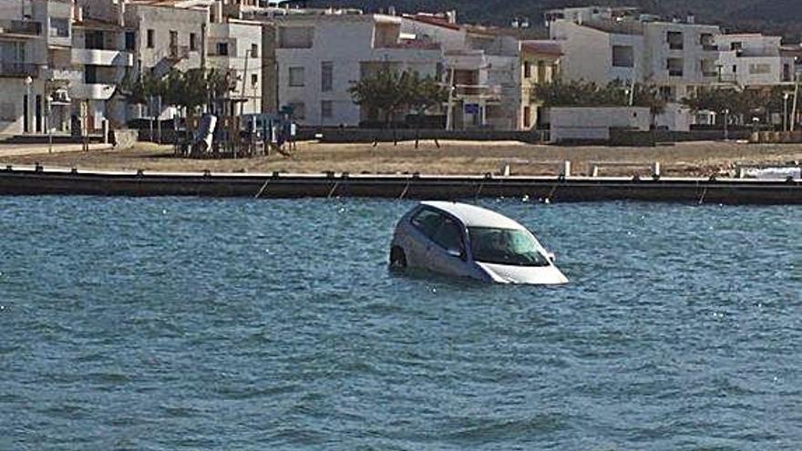 El vehicle, ahir, a la badia del Port de la Selva.