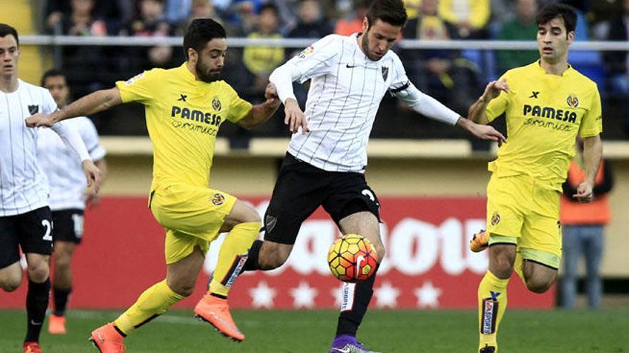 Jaume Costa pelea un balón con el delantero croata del Málaga Duje Cop.