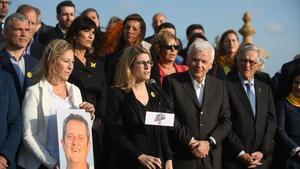 Los miembros de la candidatura de Junts per Catalunya en Barcelona, con una foto del cabeza de lista, Joaquim Forn.