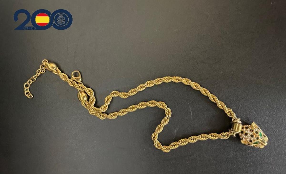 Los agentes recuperaron el cordón, el cual aún llevaba encima el sospechoso.