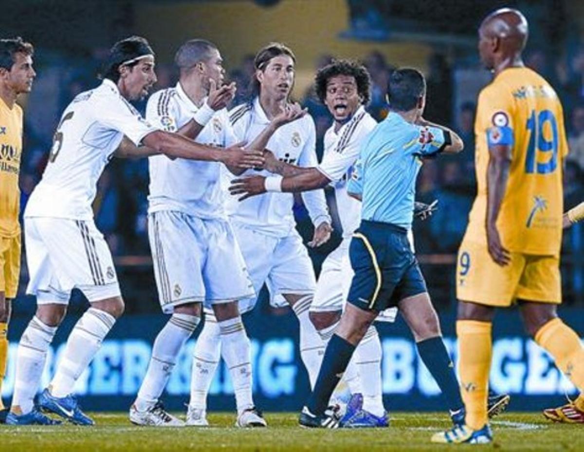 Tensió 8 Els jugadors del Madrid protesten una decisió de Paradas Romero, dimecres a Vila-Real.