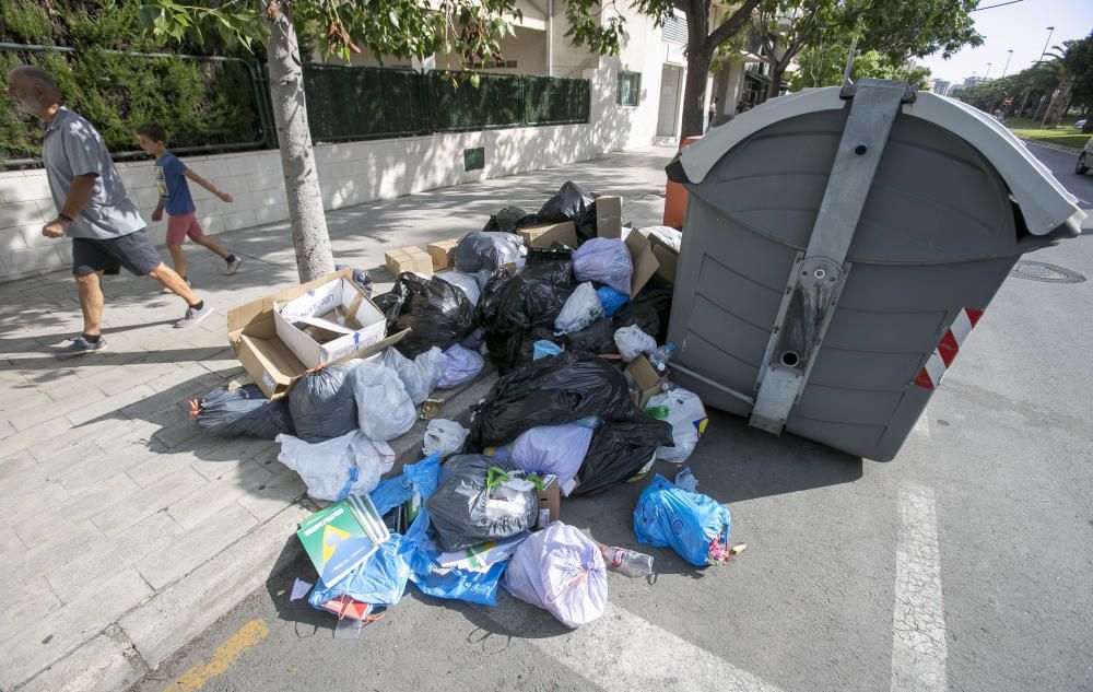 Basura en las calles de Alicante por quinto día consecutivo