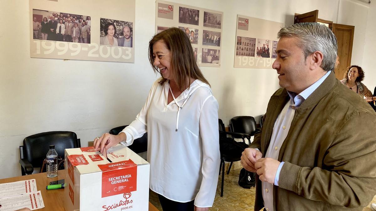 Francina Armengol, esta mañana votando a favor del acuerdo del PSOE.