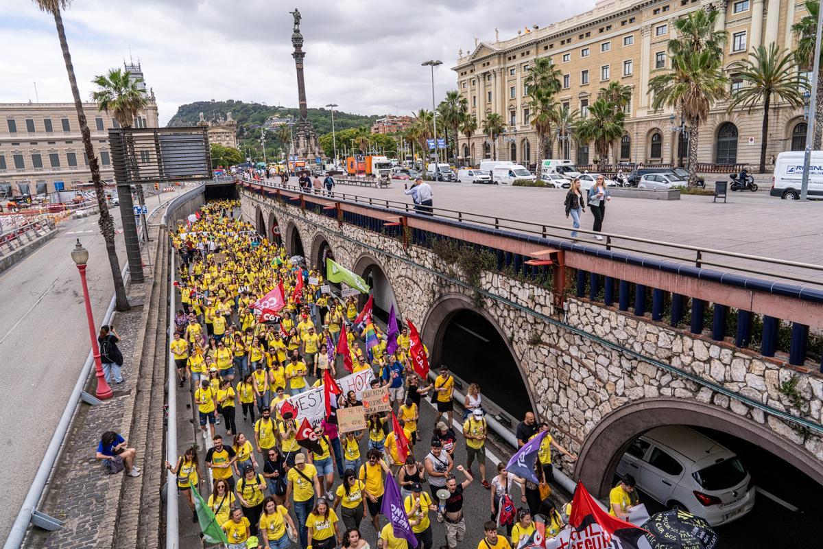 Los docentes bloquean la Ronda Litoral durante una jornada de protestas