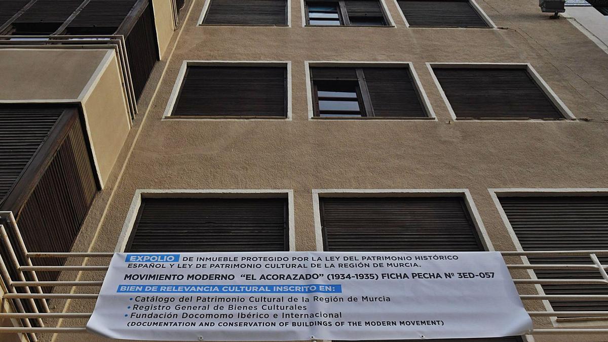 Pancarta que denuncia el «expolio» en ‘El Acorazado’ de Santo Domingo, en Murcia. | ISRAEL SÁNCHEZ
