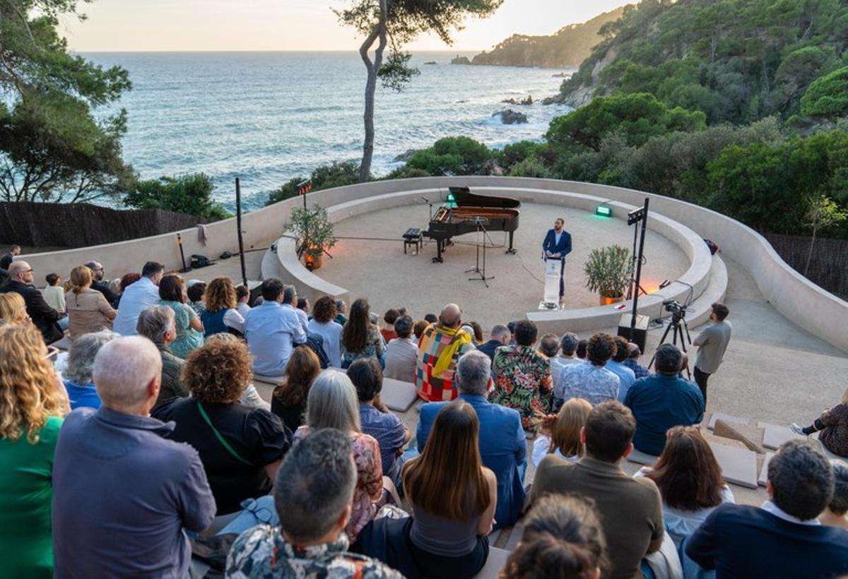 La inauguració de l'amfiteatre, a la tardor.