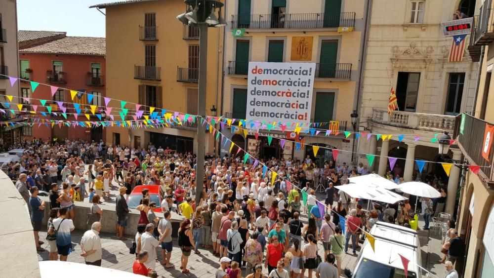 La plaça de Sant Pere de Berga s'ha omplert en el minut de silenci pels atemptats.