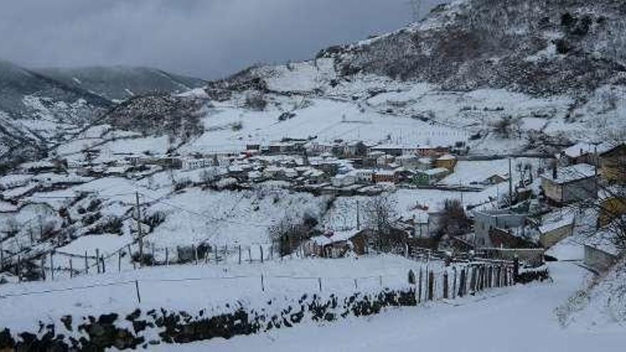 Vista general del pueblo de Pajares, ayer.