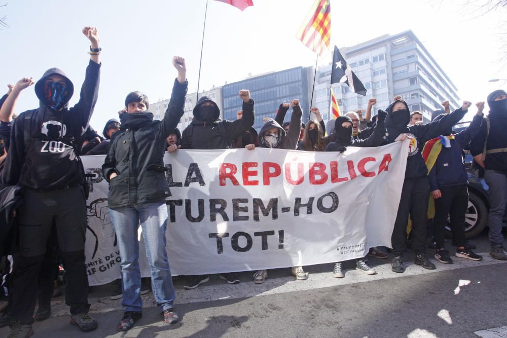 Els manifestants davant la seu de la Subdelegació del Govern espanyol