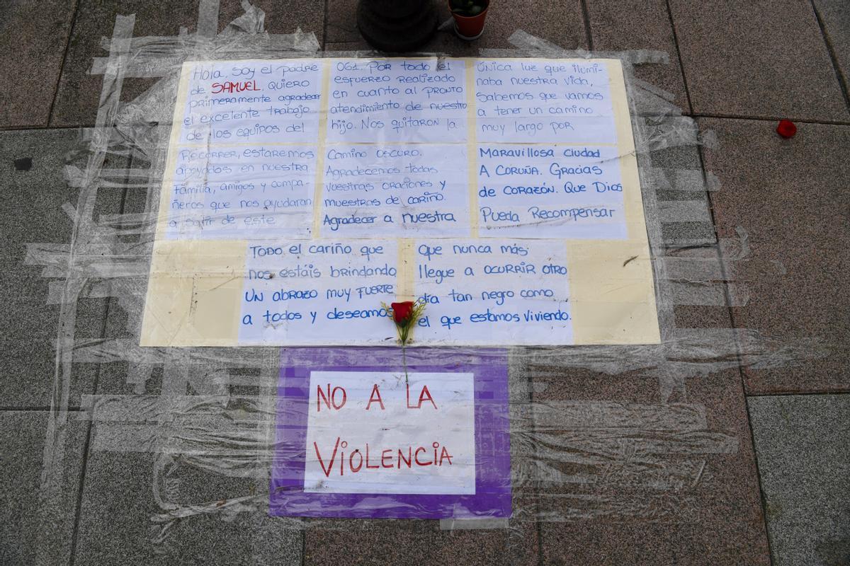 Mensaje del padre de Samuel, pegado en el suelo en el lugar donde sufrió una paliza mortal.