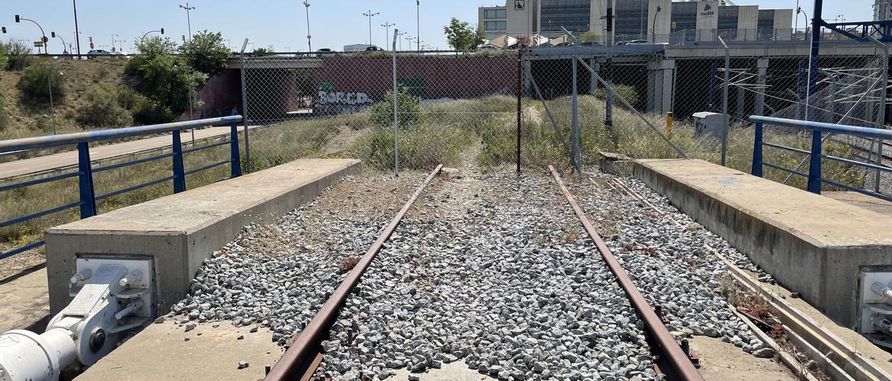 Una vía de tren sin acabar ayuda a complementar la imagen de degradación y abandono del decorado.