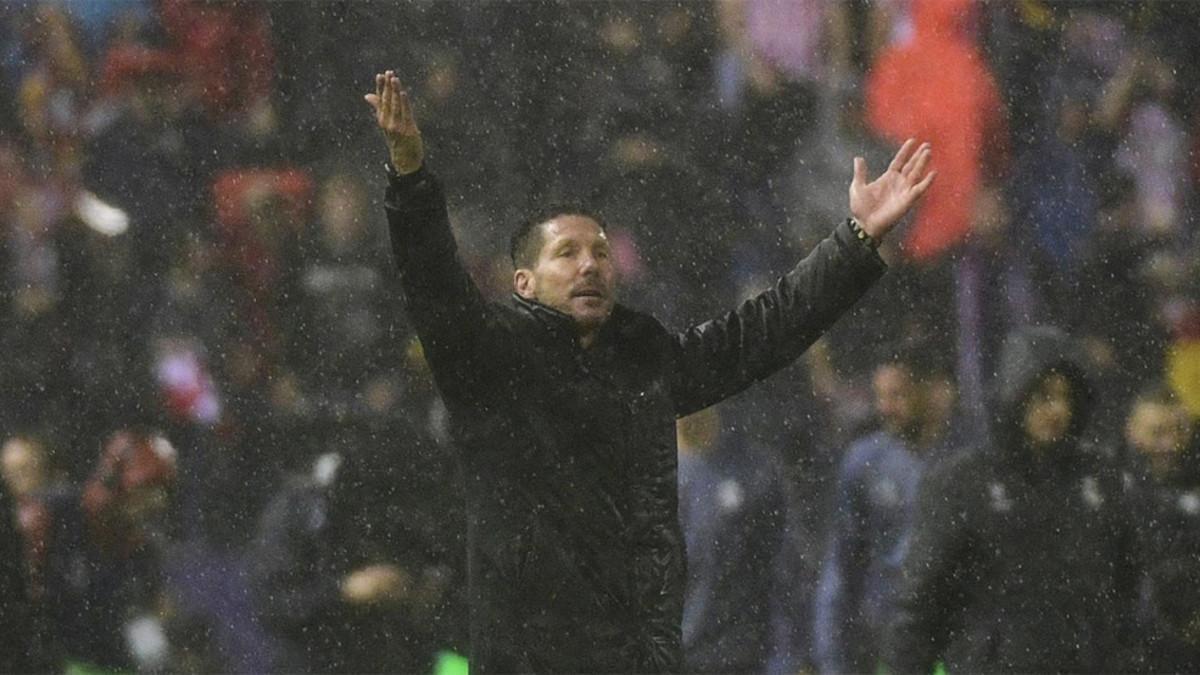 Simeone, bajo la lluvia en el Calderón