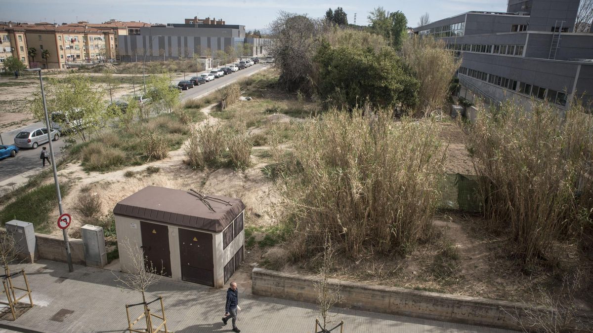 Vista del solar on s'aixecarà l'edifici des d'un bloc de l'altra banda de la carretera del Pont. A la dreta, l'escola Ítaca