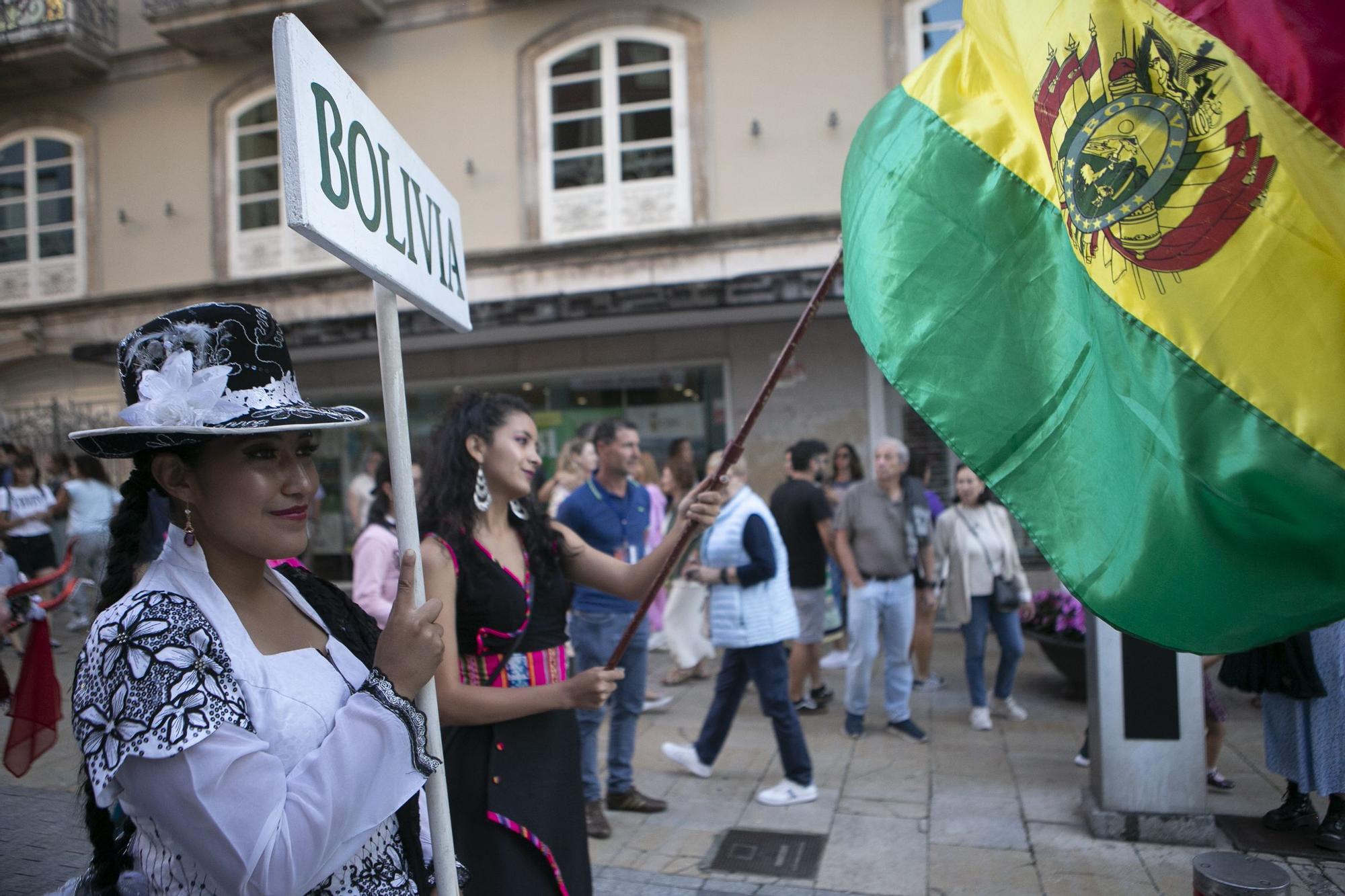 El festival de música y danzas populares llena las calles de Avilés de color