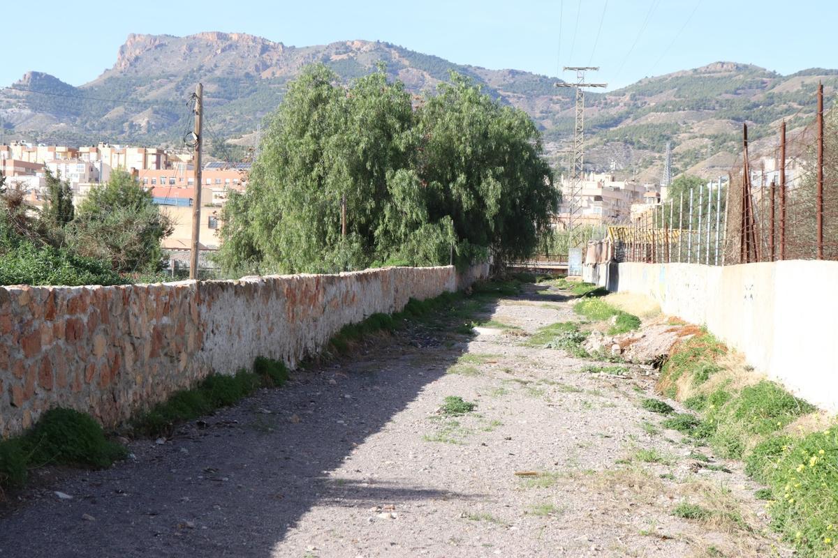 El muro tras las obras casi en la confluencia con Camino Viejo del Puerto.