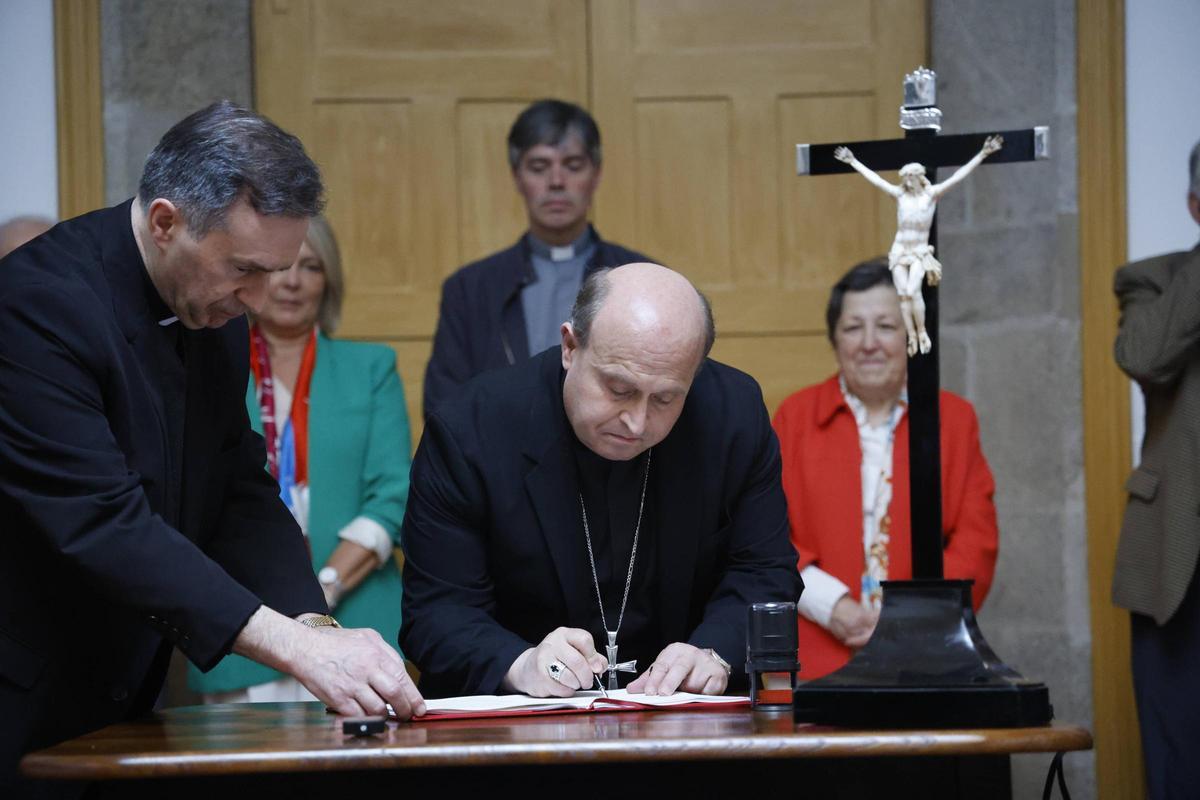 Monseñor Prieto firmando los nuevos estatutos de Cáritas Diocesdana de Santiago