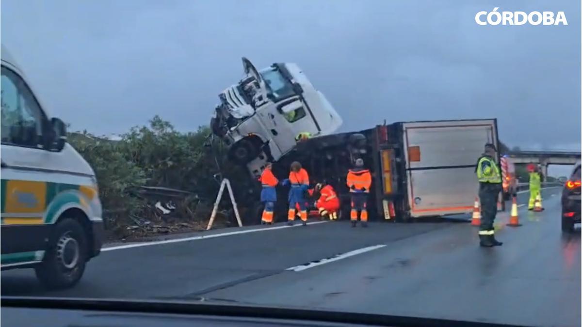 Vuelco en un camión en la A-4 a la altura de La Carlota.