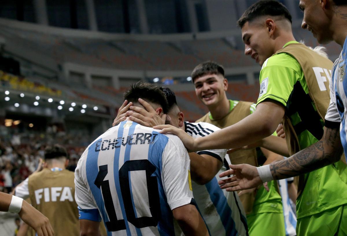 ¿El enésimo nuevo Messi? Así destrozó el diablito Echeverri a Brasil con un hat-trick