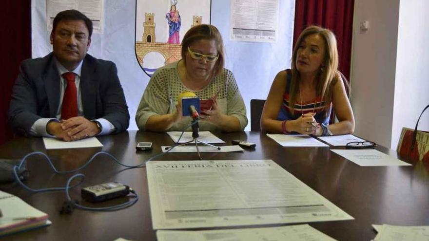 Zorita, Martínez y Pérez, en la presentación de la Feria del Libro ayer por la mañana.