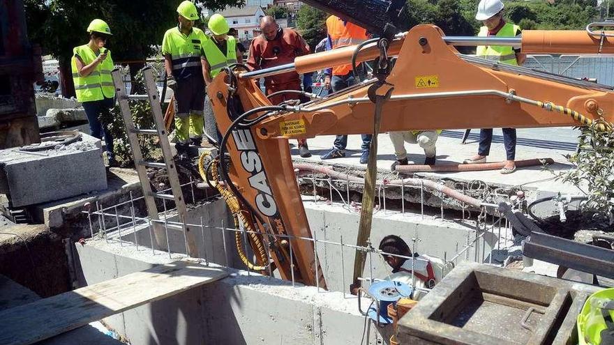 Obras realizadas por la actual concesionaria por una avería en la red de abastecimiento. // Rafa Vázquez