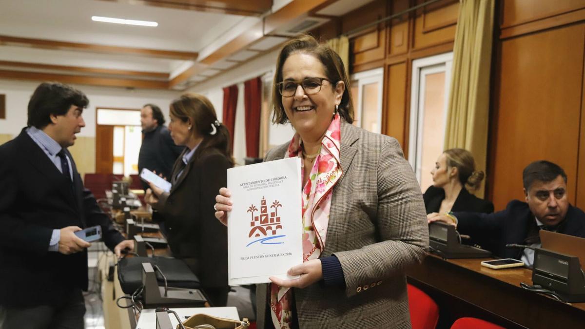La primera teniente de alcalde y delegada de Hacienda, Blanca Torrent, con el proyecto de presupuestos municipales de Córdoba para 2026.
