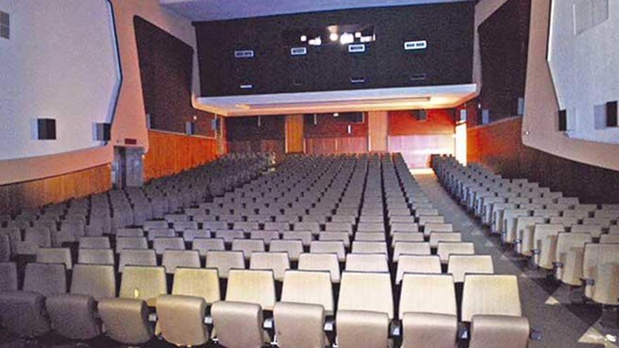 La gran sala del Cine Goya, modernizada en vano poco antes de su cierre. A la derecha las antiguas butacas de sus inicios amontonadas en el segundo piso.