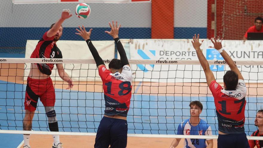 Kocvara remata en un parido jugado en Coia.  |  Alba Villar