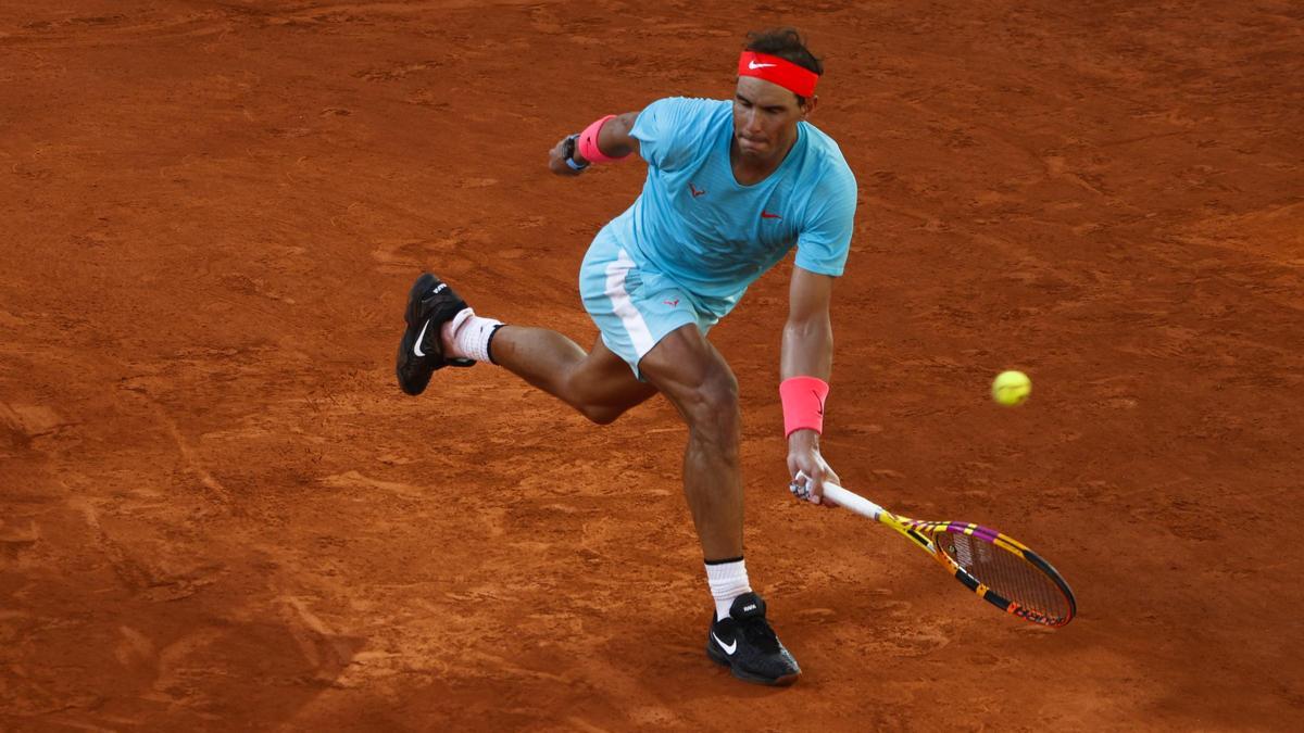 El tenista Rafa Nadal devuelve una bola en Roland Garros.