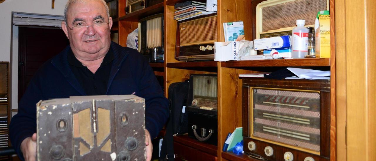 El párroco con la radio de su bisabuelo en San Martiño.