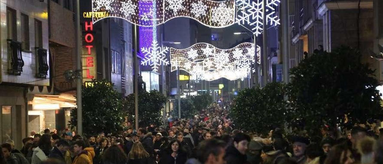 Una medida que garantiza la peatonalización de la rúa de Castelao  |  Ayer se probaban los pivotes de la calle Castelao, y hoy se inauguran a las 12.00 horas para entrar oficialmente en funcionamiento, según anunció el alcalde, José Cacabelos Rico. Es una medida destinada a regular el paso de vehículos por la popular calle &quot;Catorse&quot;, garantizando así las condiciones establecidas cuando se afrontó el plan de humanización y peatonalización de la misma.