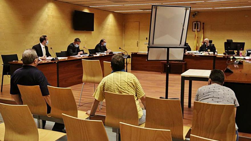 Els tres acusats durant el judici a l’Audiència, ahir. | ACN